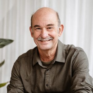 Arvid lacht en kijkt in de camera