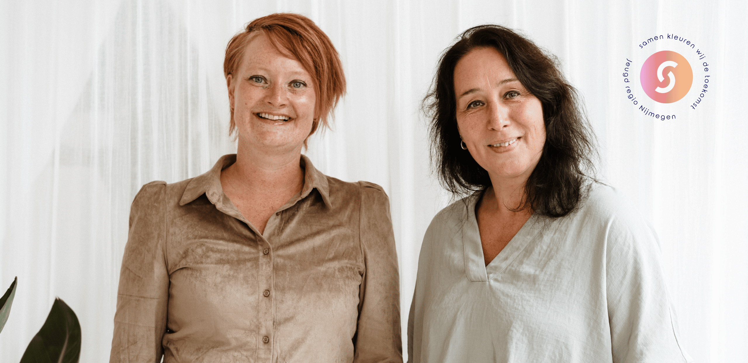 Twee vrouwen voor lichte achtergrond Twee vrouwen voor lichte achtergrond