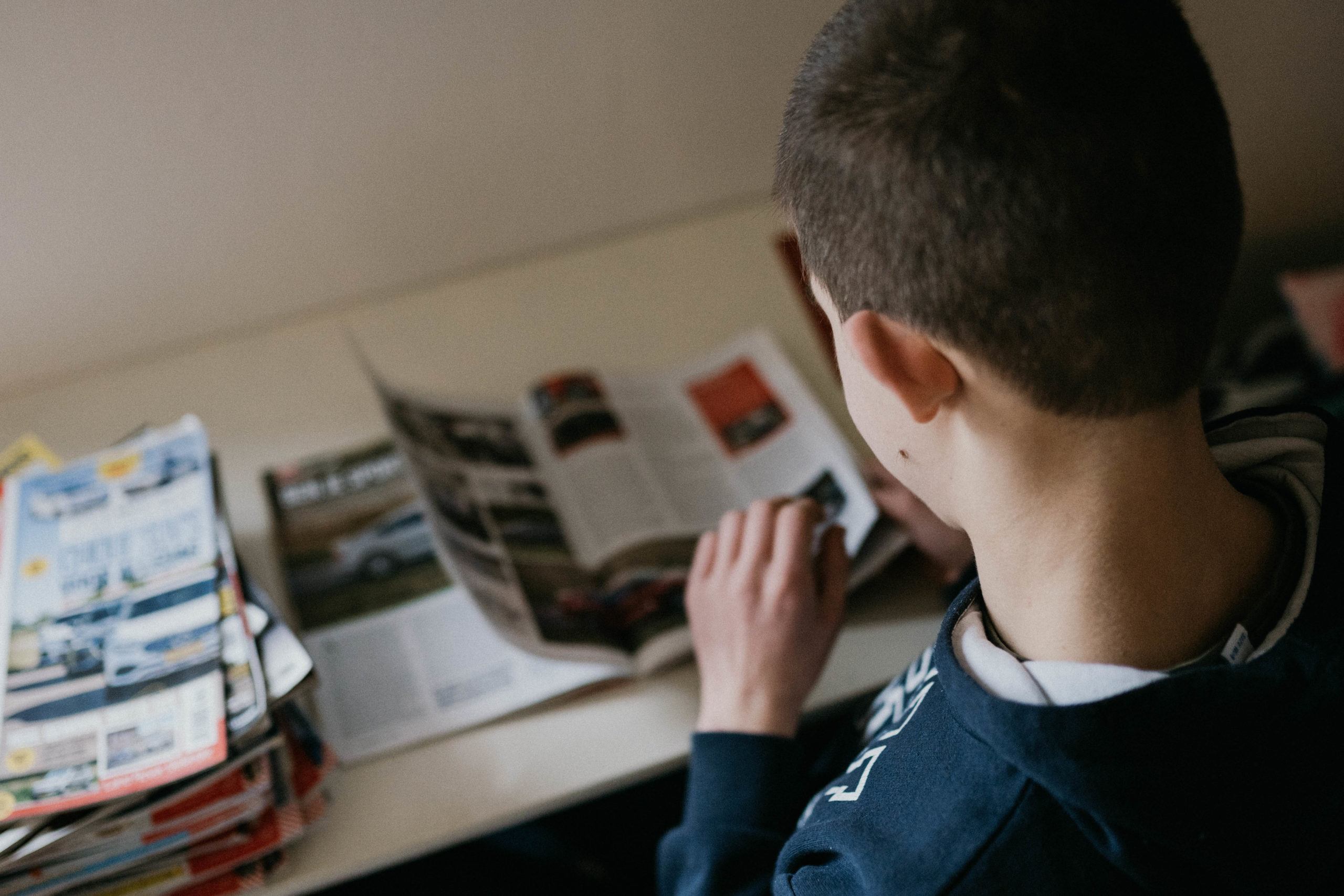 Jongen leest tijdschrift