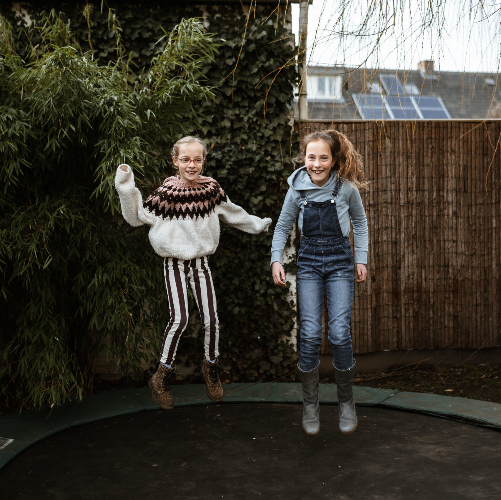 Twee meisjes springend op een trampoline