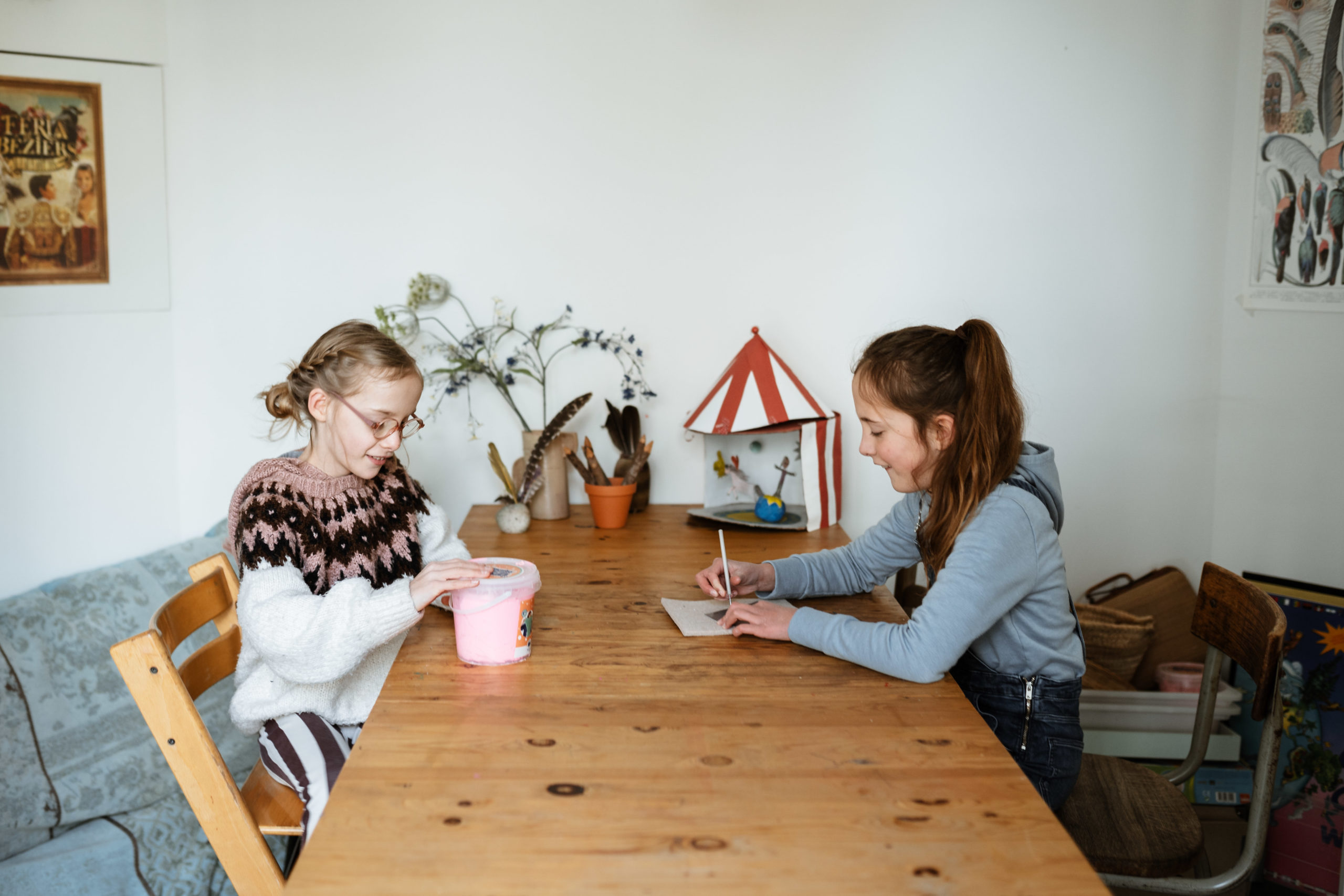 Twee meisjes zittend aan tafel