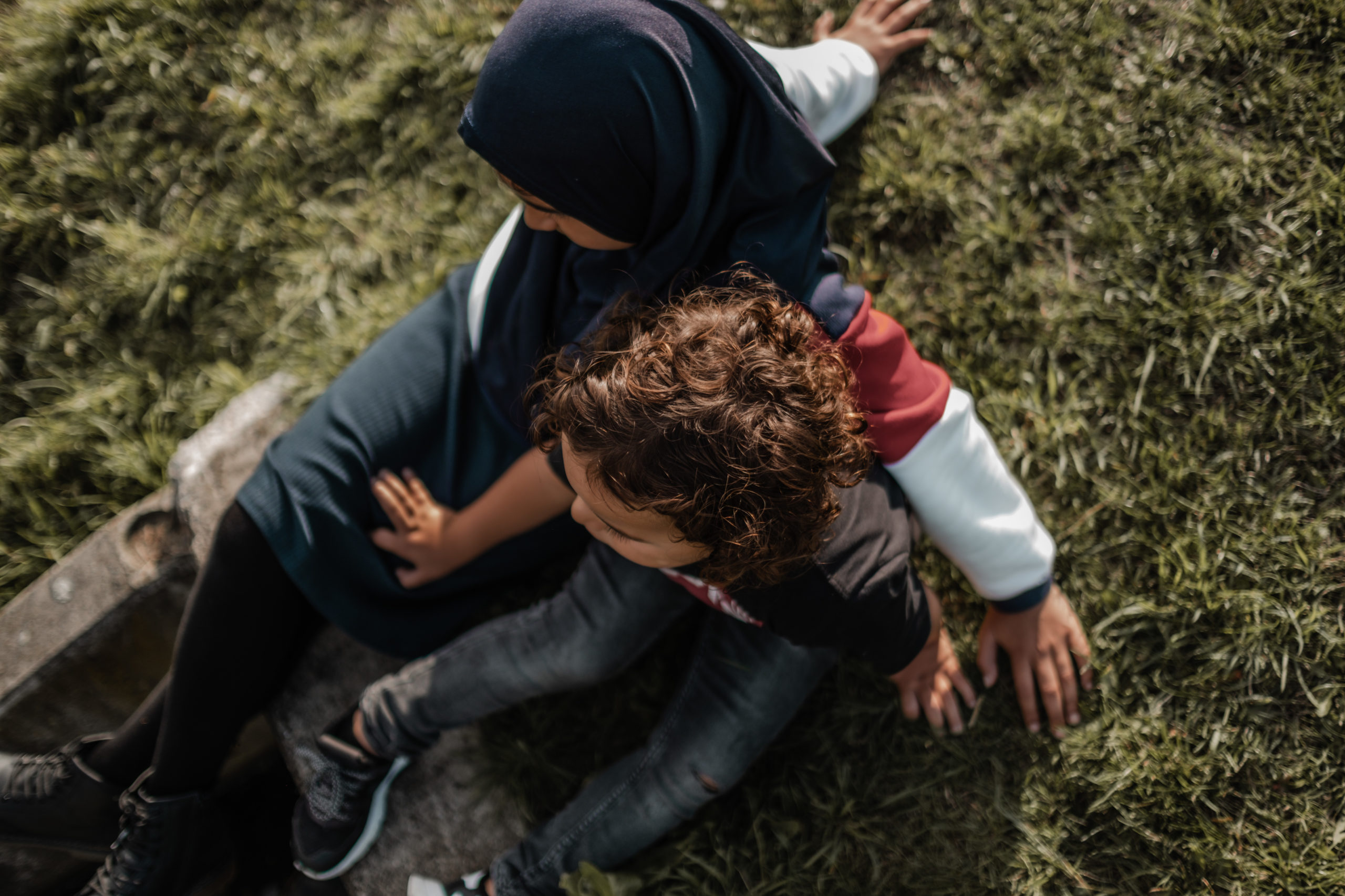 Twee kinderen zittend in het gras Twee kinderen zittend in het gras