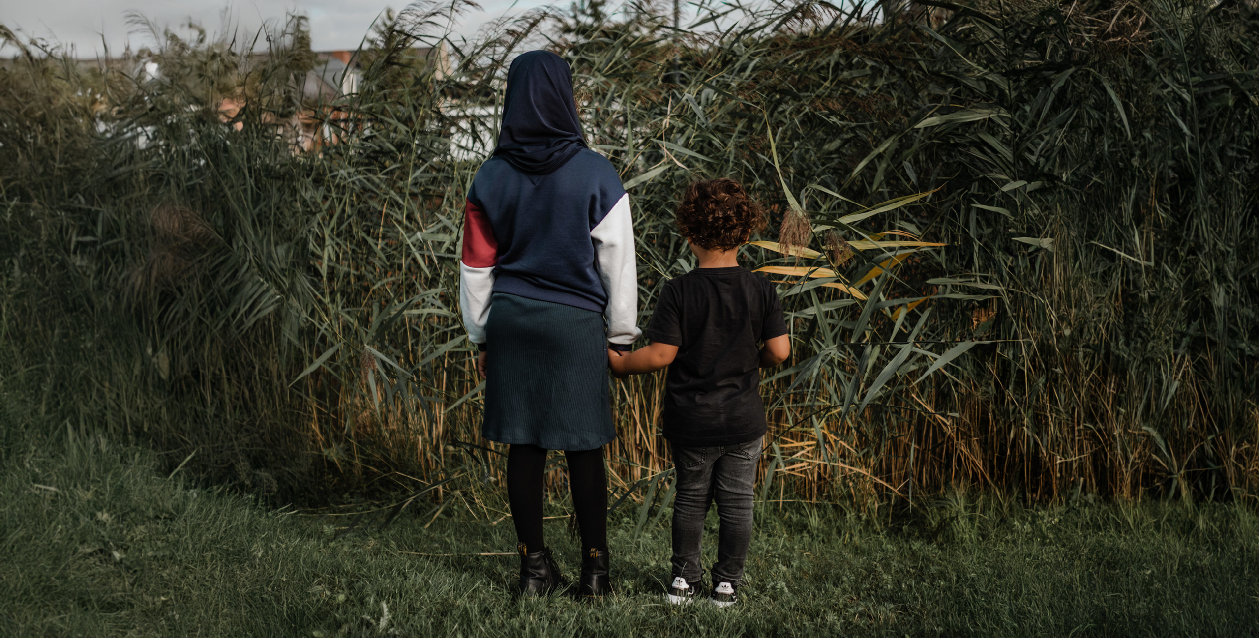 Twee kinderen staand voor riet