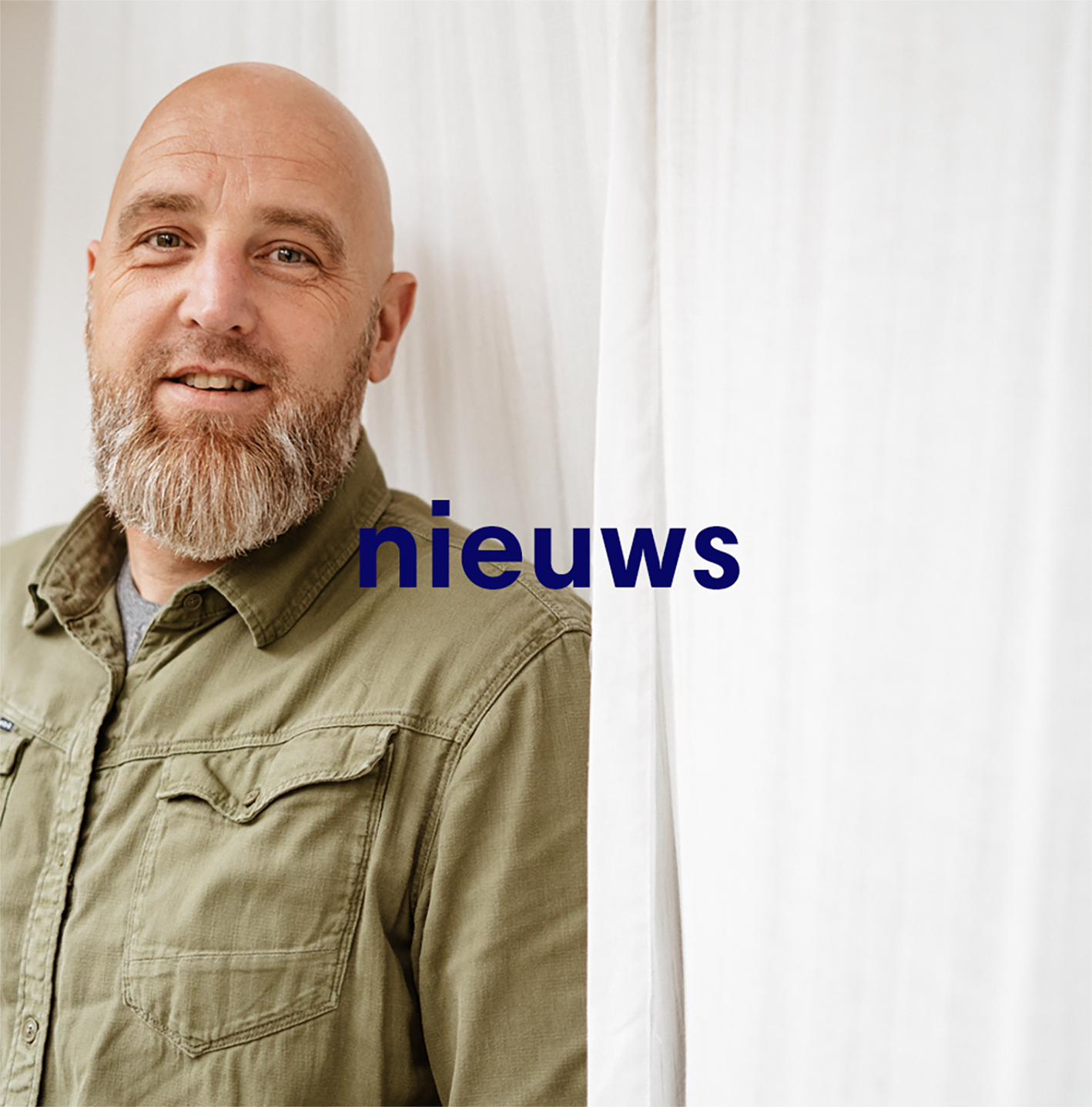 man staand voor een lichte achtergrond