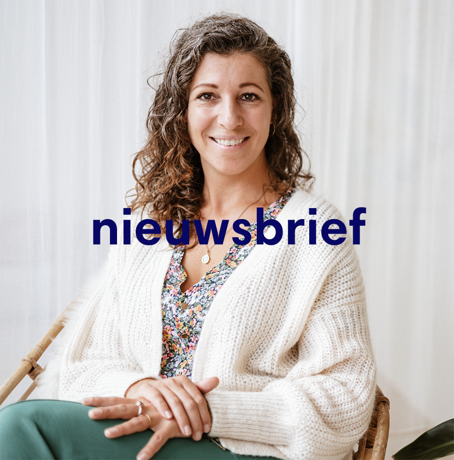 vrouw zittend in stoel met handen op elkaar op schoot voor een lichte achtergrond